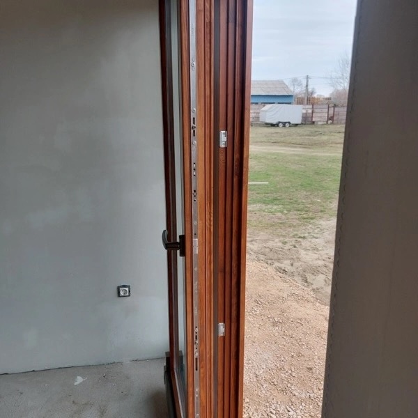 92mm beépítési mélységű kültéri fa tolóajtó.